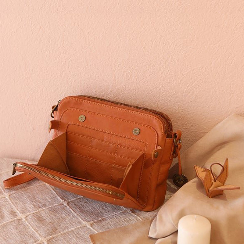 Crossbody axel- och kopplingsväska i läder i tre lager