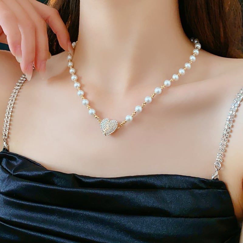 đ Den perfekta presenten för kĂ€rlek och elegans - Magnetiskt pĂ€rlhalsband med hjĂ€rtađ