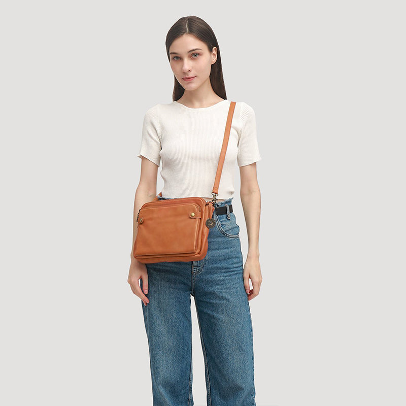 Crossbody axel- och kopplingsväska i läder i tre lager