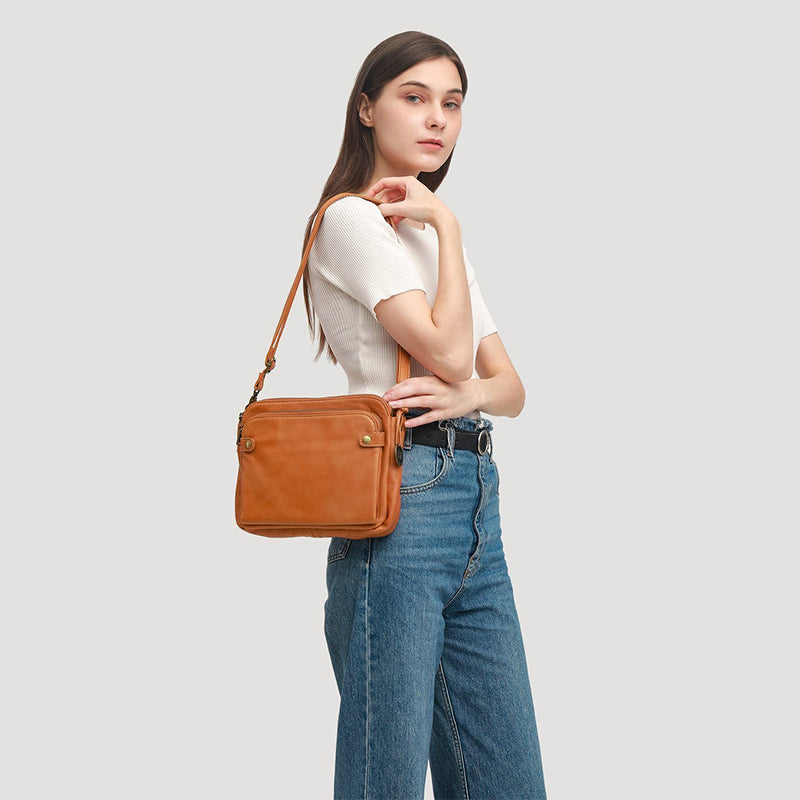 Crossbody axel- och kopplingsväska i läder i tre lager