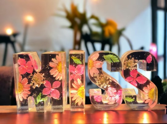 🌸 Blommig nattlampa i harts