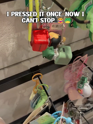 En rolig nyckelring med ljudknappar och lampor som lindrar stress.