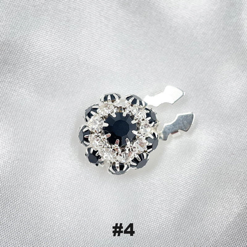 Blommiga diamantknappar på ärmarna