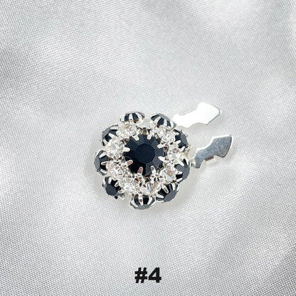 Blommiga diamantknappar på ärmarna