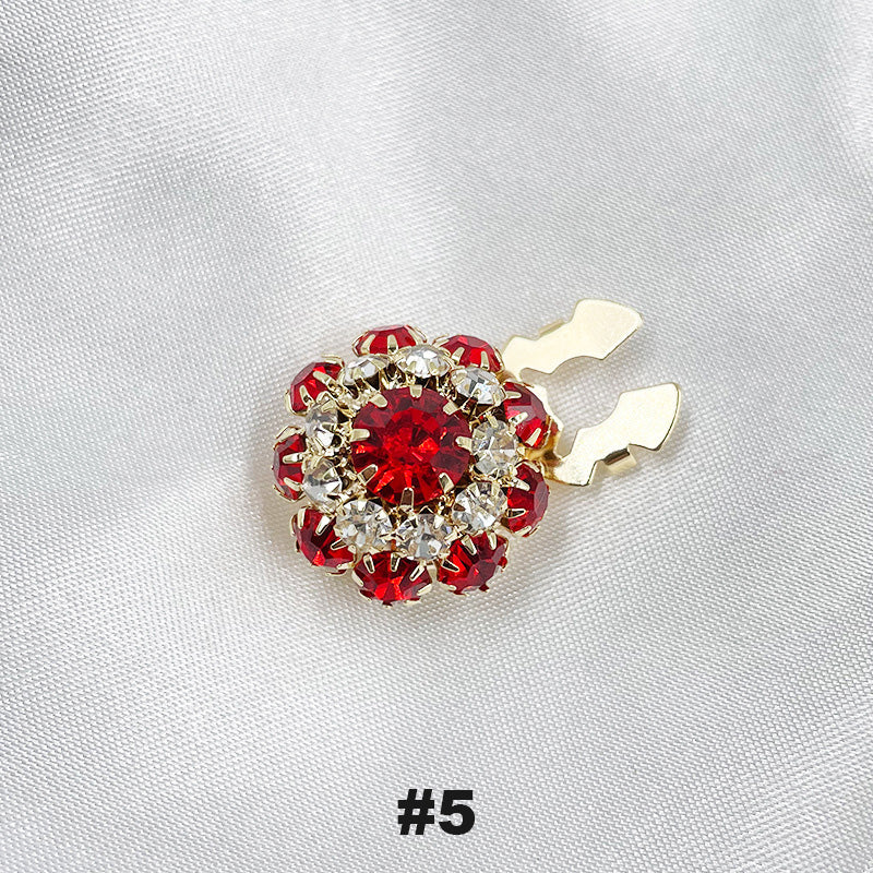 Blommiga diamantknappar på ärmarna