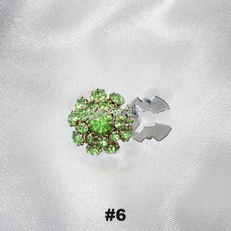 Blommiga diamantknappar på ärmarna