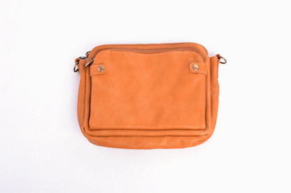Crossbody axel- och kopplingsväska i läder i tre lager