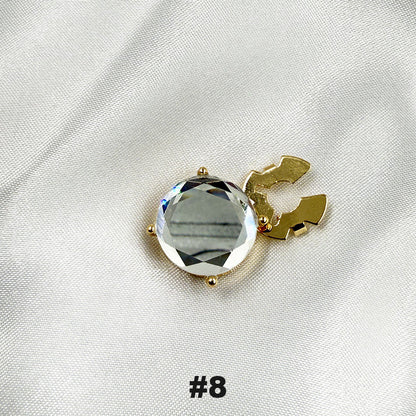 Blommiga diamantknappar på ärmarna