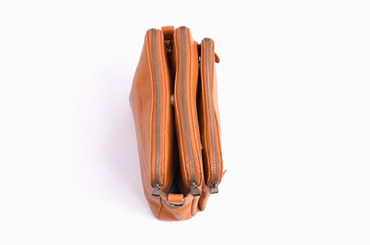 Crossbody axel- och kopplingsväska i läder i tre lager