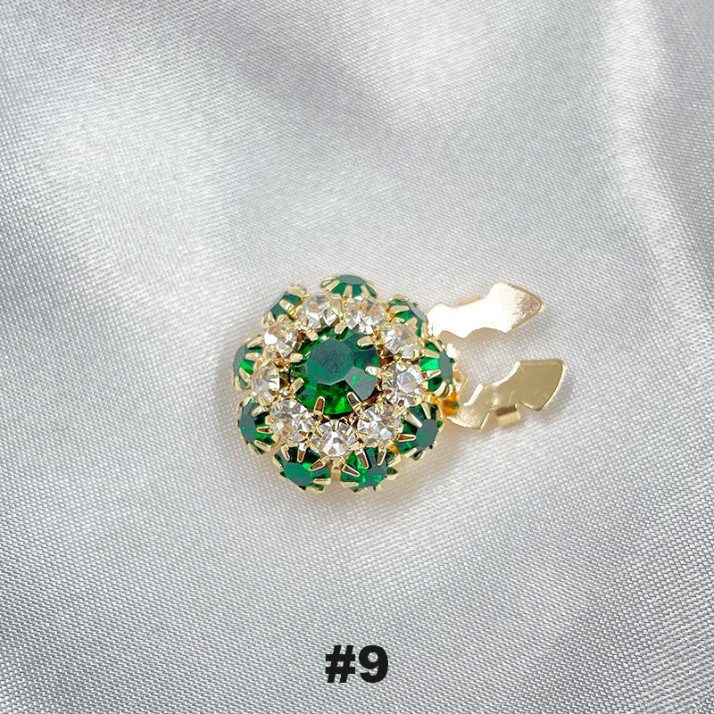 Blommiga diamantknappar på ärmarna