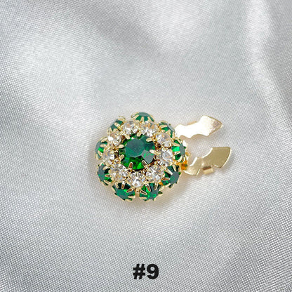 Blommiga diamantknappar på ärmarna