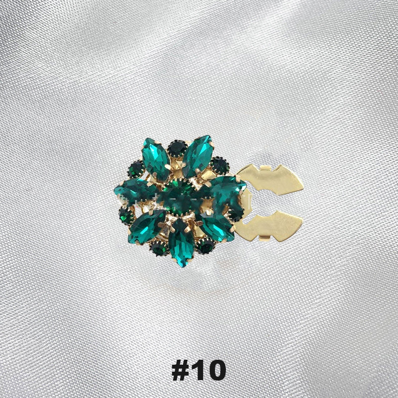 Blommiga diamantknappar på ärmarna