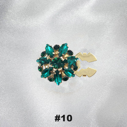 Blommiga diamantknappar på ärmarna