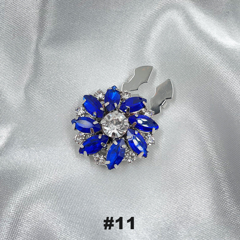 Blommiga diamantknappar på ärmarna