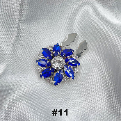 Blommiga diamantknappar på ärmarna