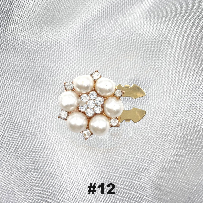 Blommiga diamantknappar på ärmarna