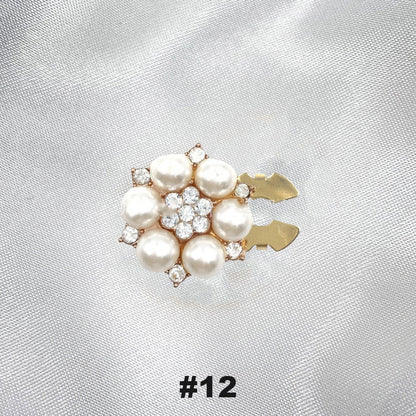 Blommiga diamantknappar på ärmarna