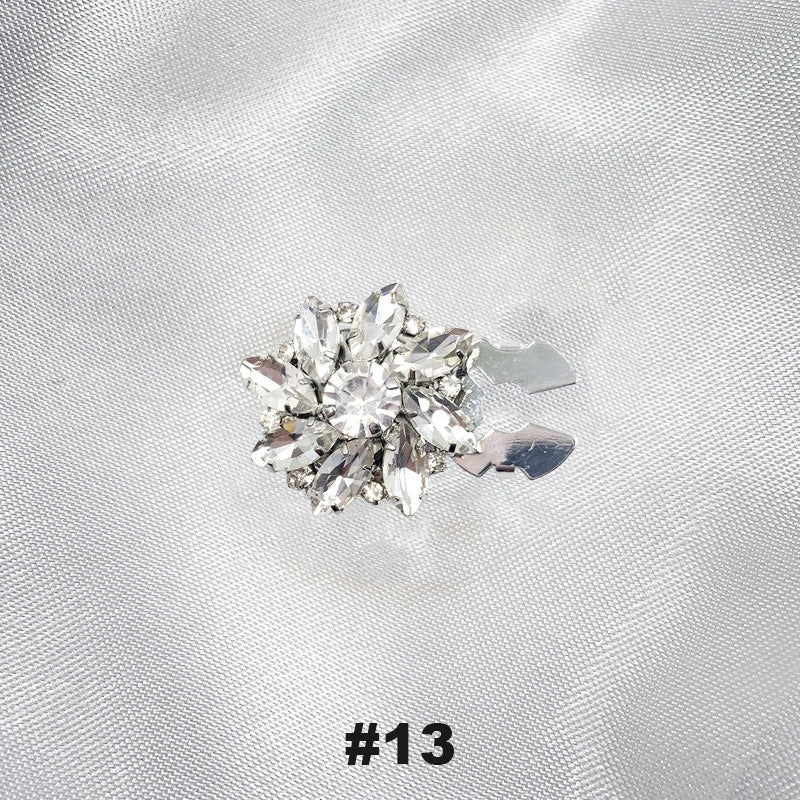 Blommiga diamantknappar på ärmarna