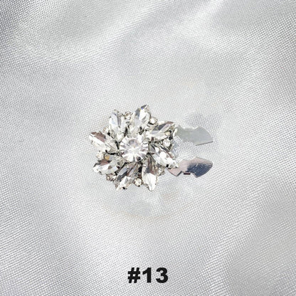 Blommiga diamantknappar på ärmarna