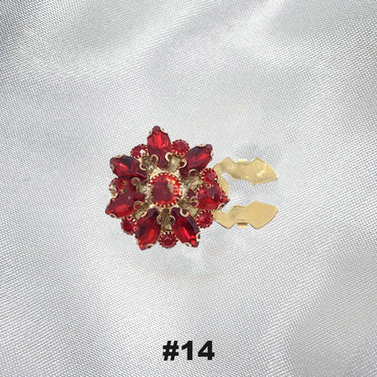 Blommiga diamantknappar på ärmarna