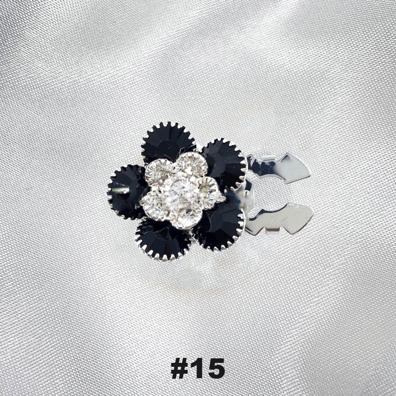 Blommiga diamantknappar på ärmarna