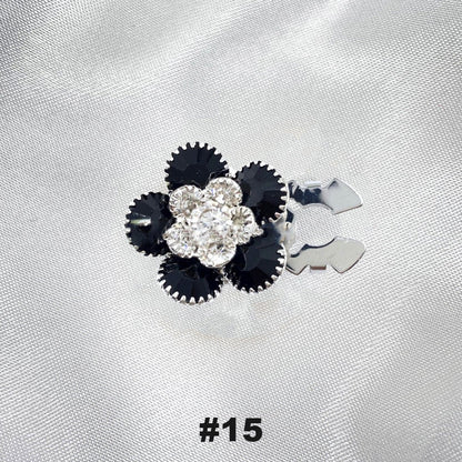 Blommiga diamantknappar på ärmarna