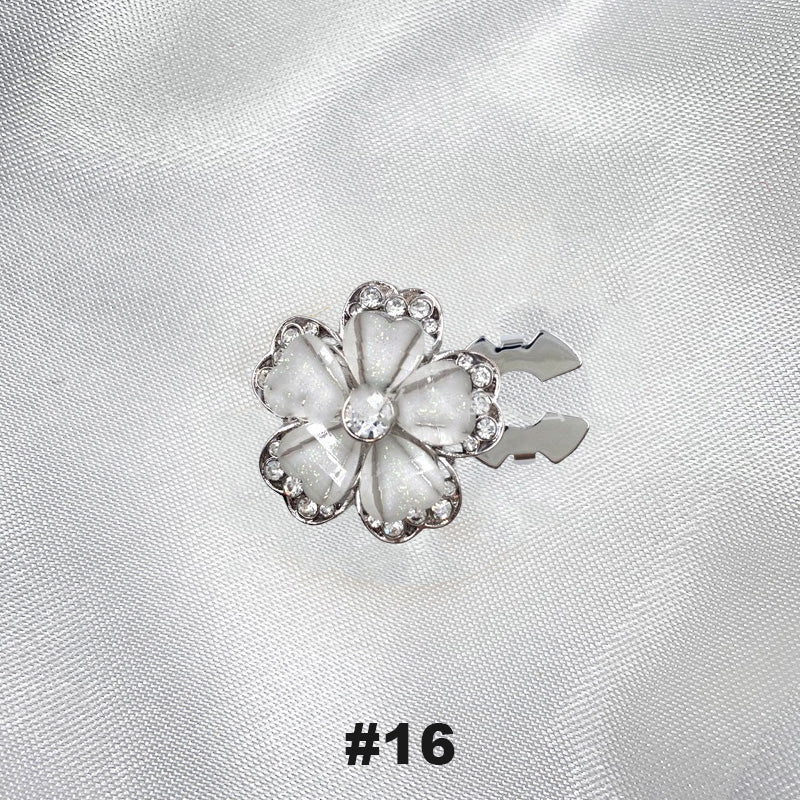 Blommiga diamantknappar på ärmarna