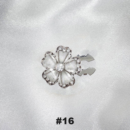 Blommiga diamantknappar på ärmarna