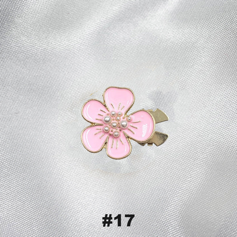 Blommiga diamantknappar på ärmarna