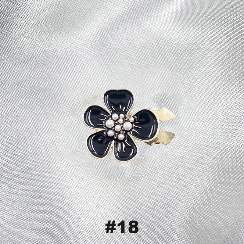 Blommiga diamantknappar på ärmarna