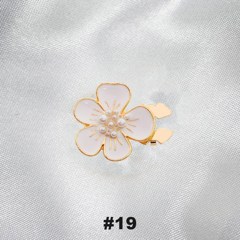 Blommiga diamantknappar på ärmarna