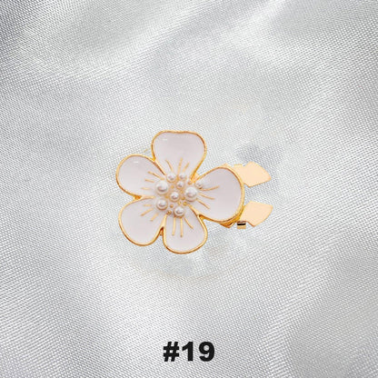 Blommiga diamantknappar på ärmarna