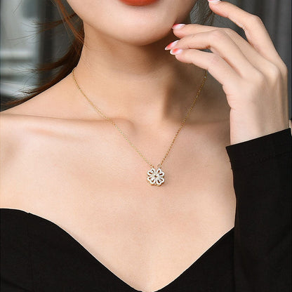 Ett hjärt-till-hjärta dubbelt slitage öppet stängt fyrklöverhalsband