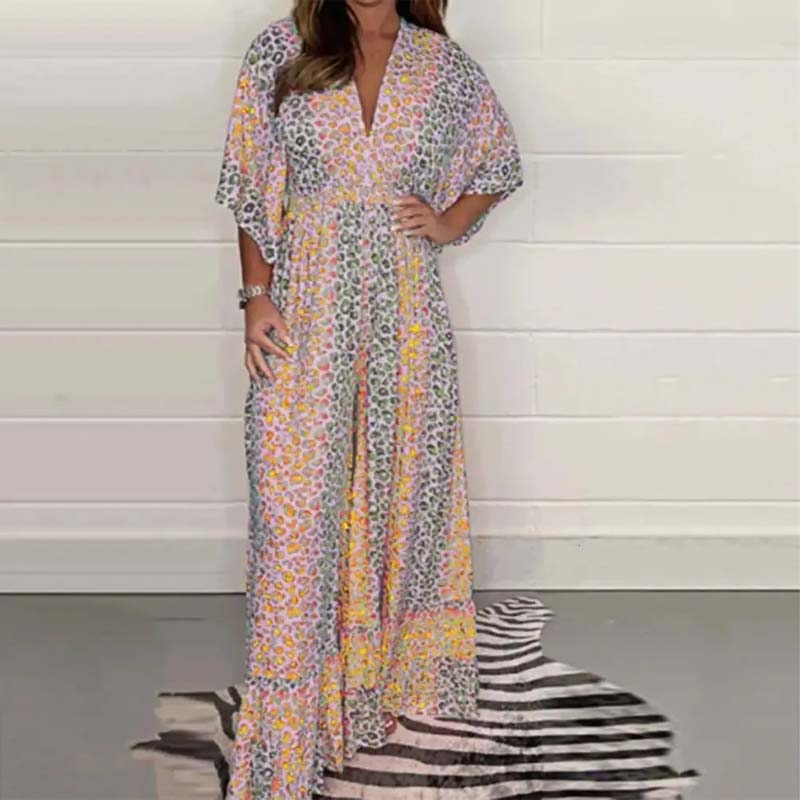 Sommarmönstrad V-ringad jumpsuit med vida ben