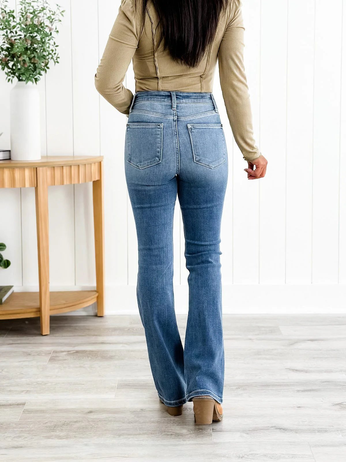Midjemarkerande Trumpetjeans