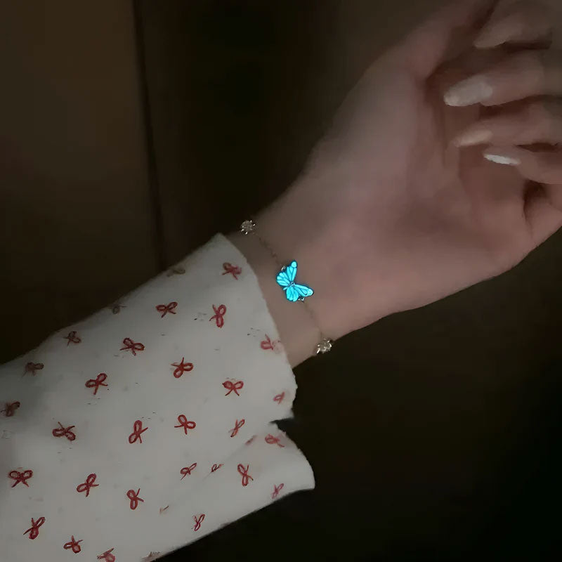 🦋 Glow-in-the-Dark Fjärilshalsband | Lys upp din unika charm 🦋