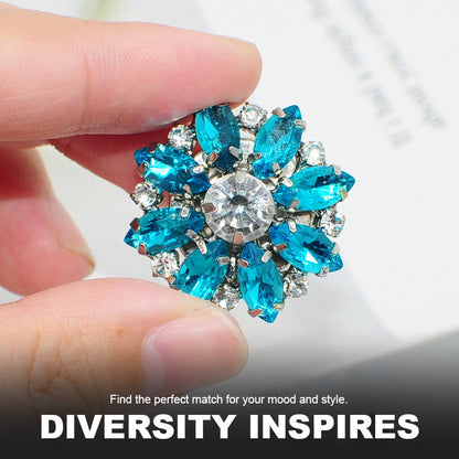 Blommiga diamantknappar på ärmarna