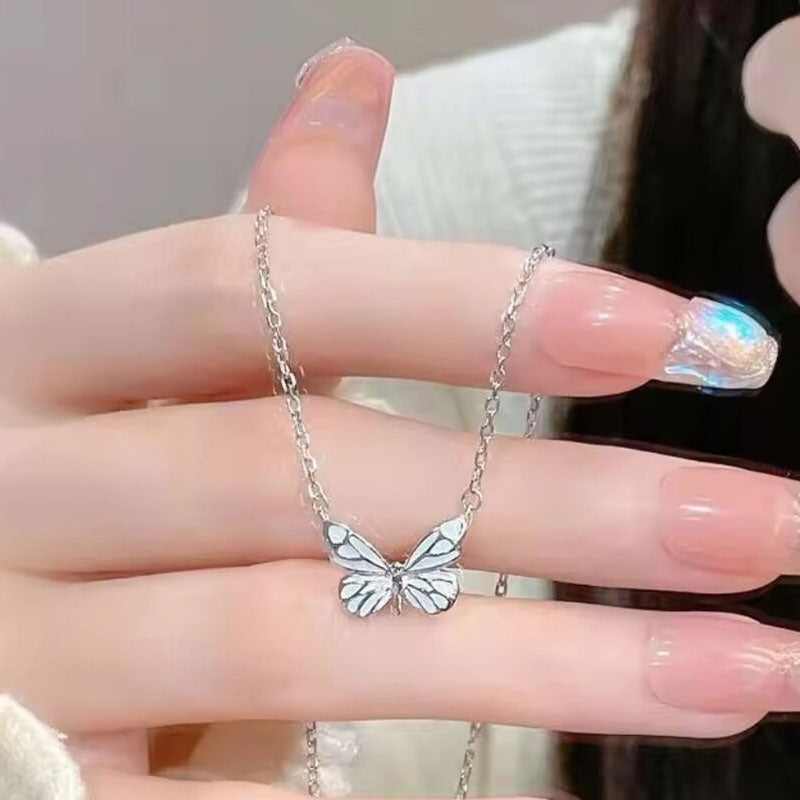 🦋 Glow-in-the-Dark Fjärilshalsband | Lys upp din unika charm 🦋