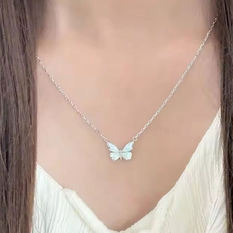 🦋 Glow-in-the-Dark Fjärilshalsband | Lys upp din unika charm 🦋