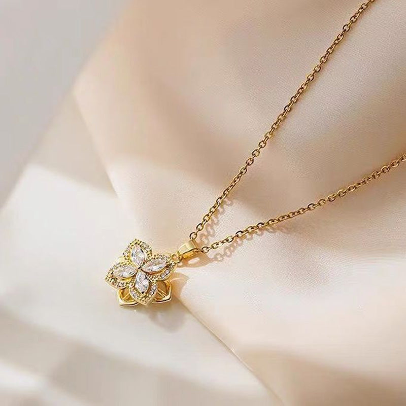 Halsband med roterande blomma och fyrklöver