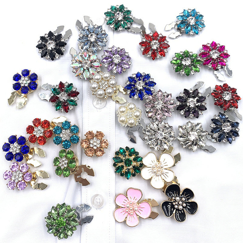 Blommiga diamantknappar på ärmarna