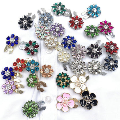 Blommiga diamantknappar på ärmarna