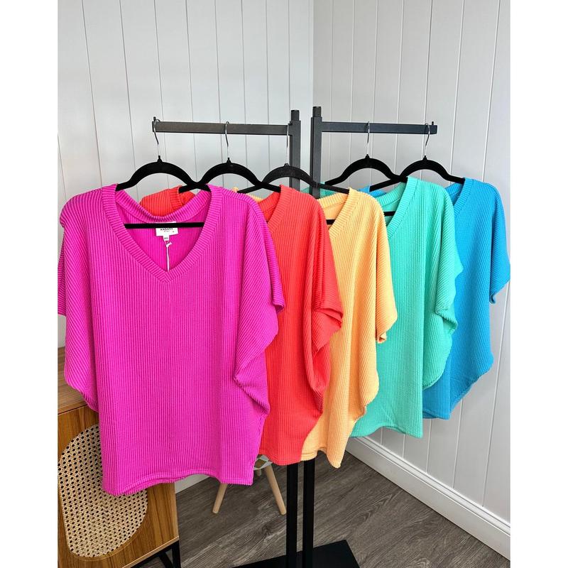 Löst sittande V-ringad t-shirt för kvinnor med flerfärgad passform