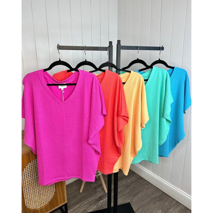 Löst sittande V-ringad t-shirt för kvinnor med flerfärgad passform