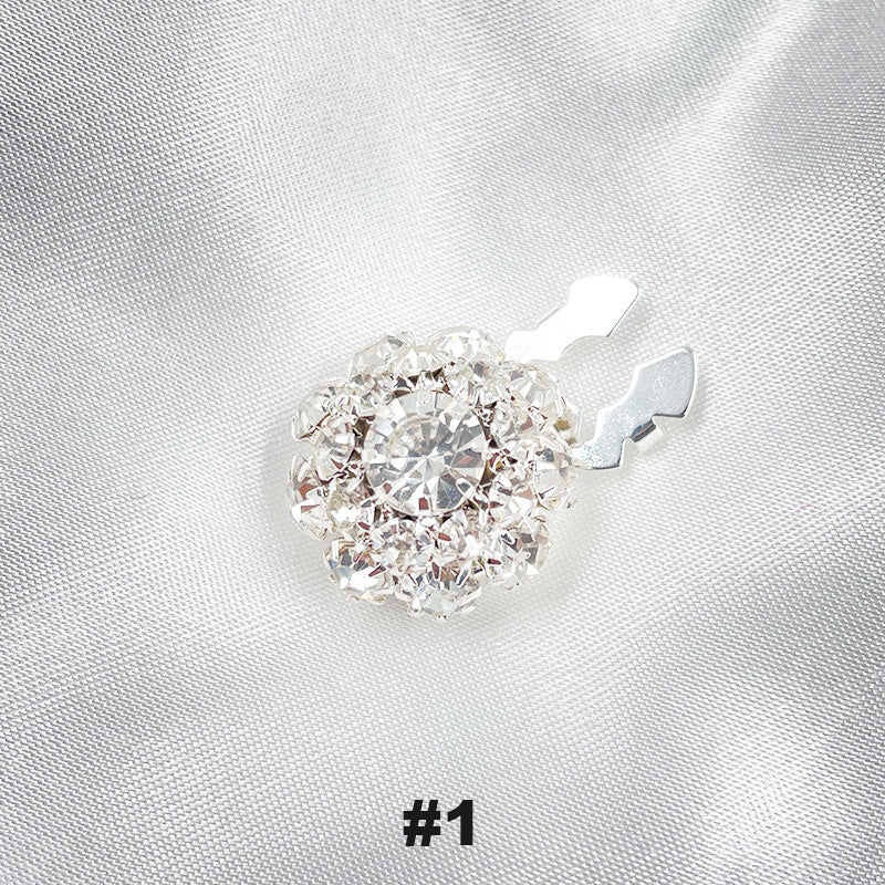 Blommiga diamantknappar på ärmarna