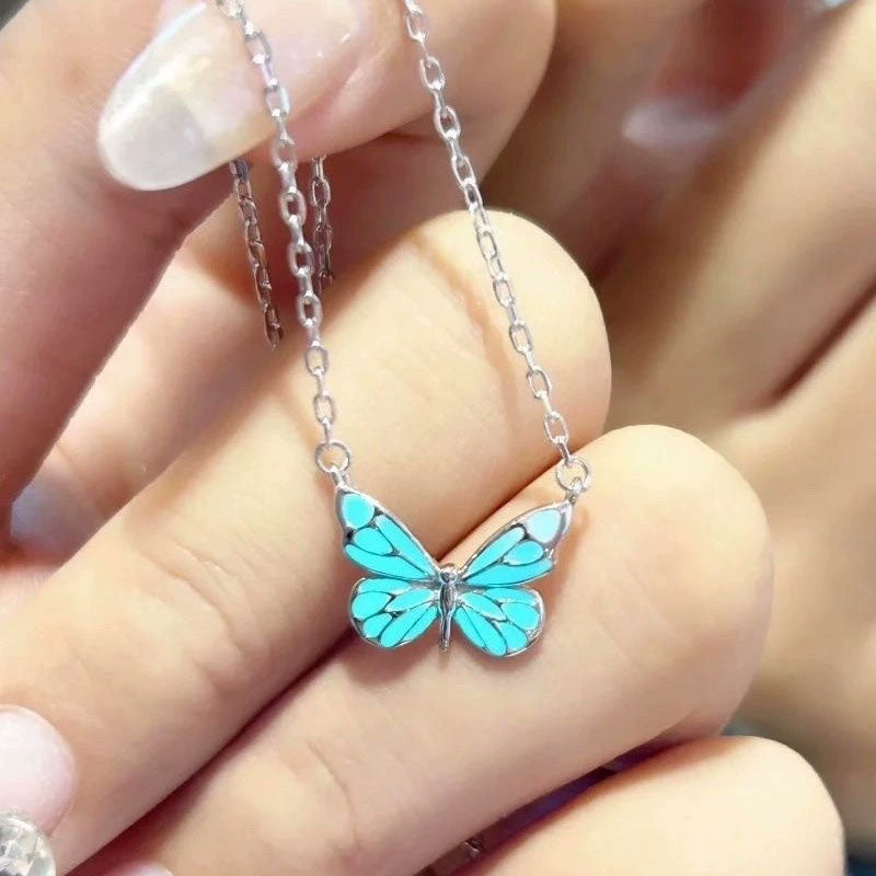 🦋 Glow-in-the-Dark Fjärilshalsband | Lys upp din unika charm 🦋