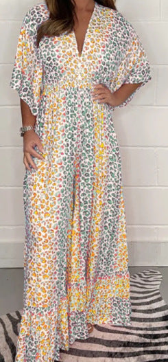 Sommarmönstrad V-ringad jumpsuit med vida ben