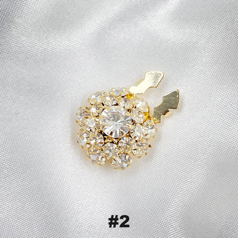 Blommiga diamantknappar på ärmarna