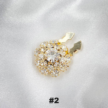 Blommiga diamantknappar på ärmarna