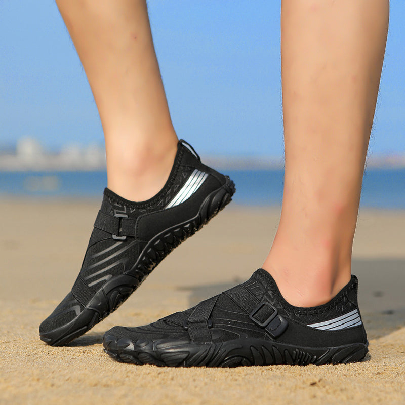 Män och kvinnors strand simning utomhus vandring och bergsklättring cykelskor